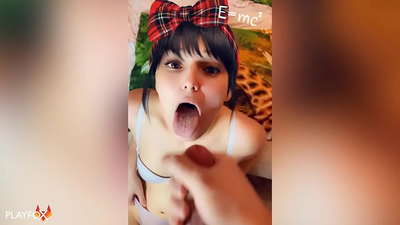 উচ্চ বিদ্যালয়ের মেয়ে সহপাঠীর কাছ থেকে তার মুখের মধ্যে তার প্রথম বাঁড়া পায়
